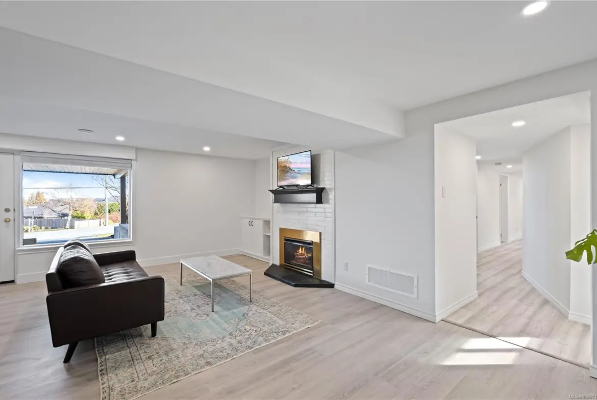 2575 Glenayr Drive, Nainamo BC V9S 3R9
