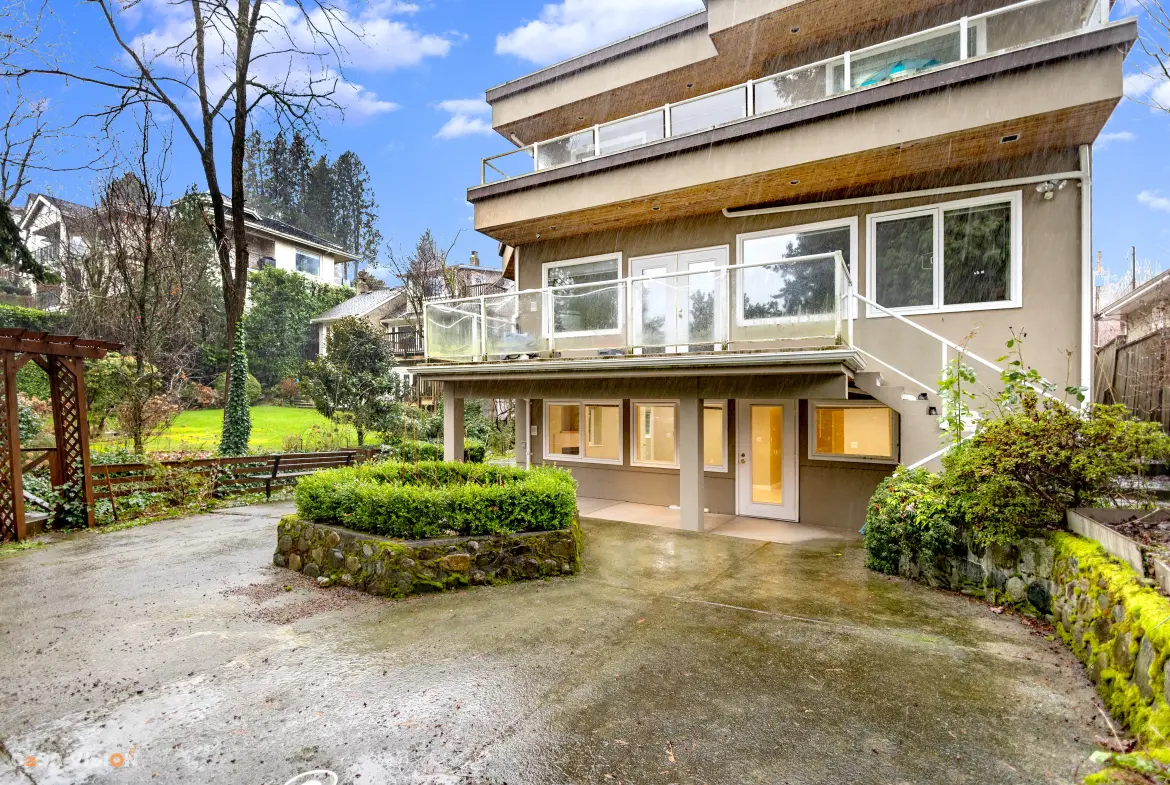 Lawson Ave, West Vancouver, BC V7V 2E9